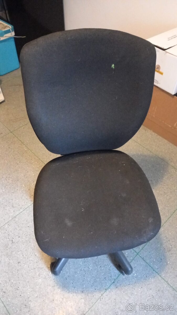 Kancelářská židle otočná na kolečkách