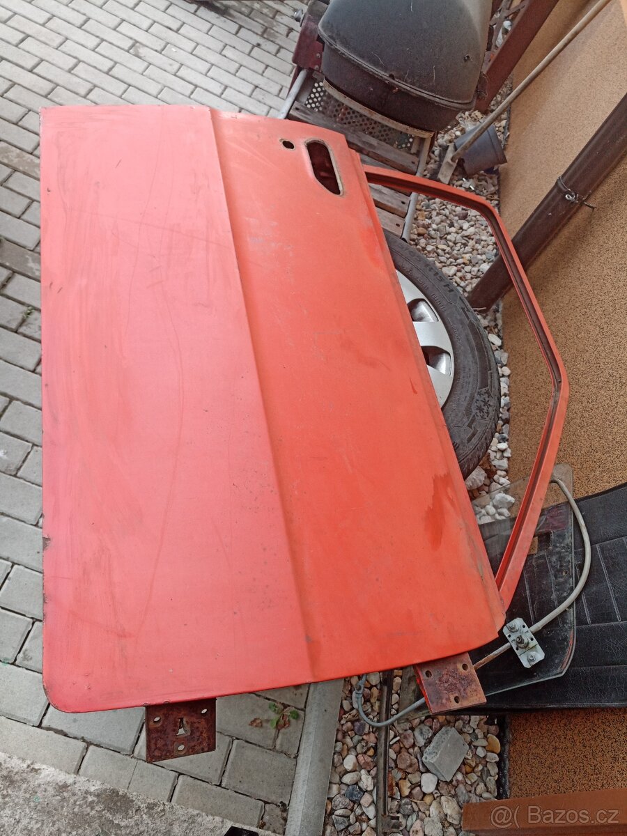 Přední pravý dveře škoda 120