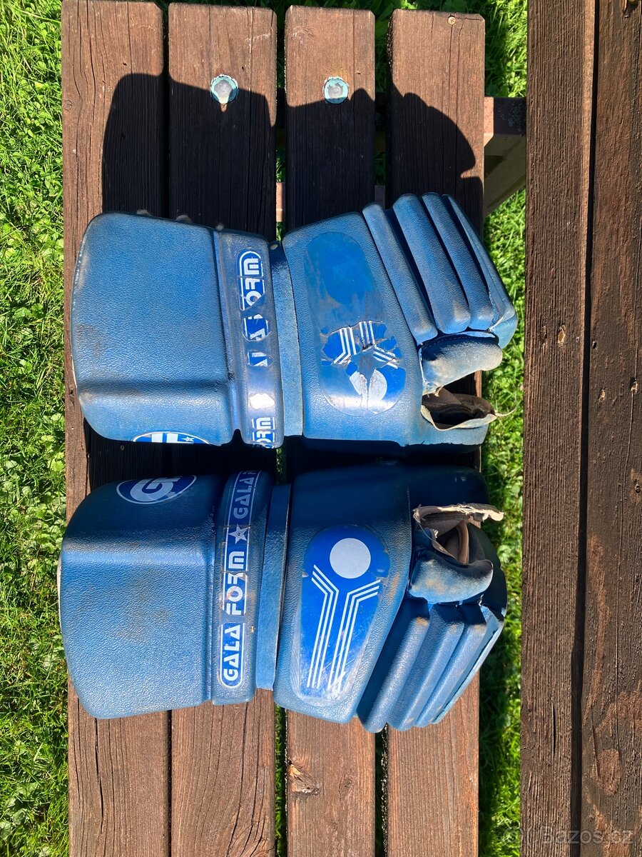 Staré hokejové rukavice