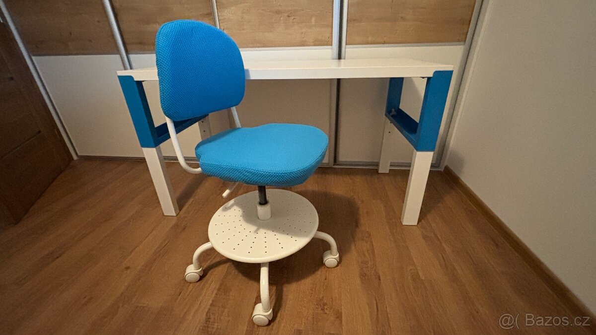 Psací stůl Ikea Pahl 128x58cm a modrá židle Vimund