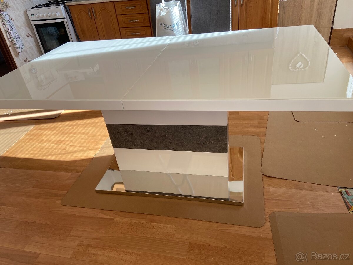 Rozkládací jídelní stůl