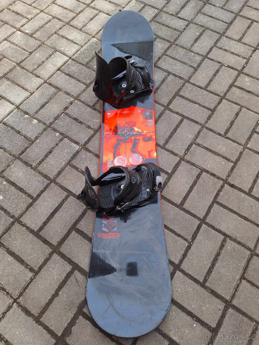 Snowboard Nitro Target o délce 157cm s vázáním stejné značky