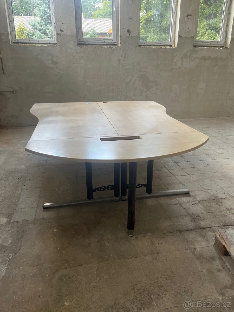 Kancelářský stůl