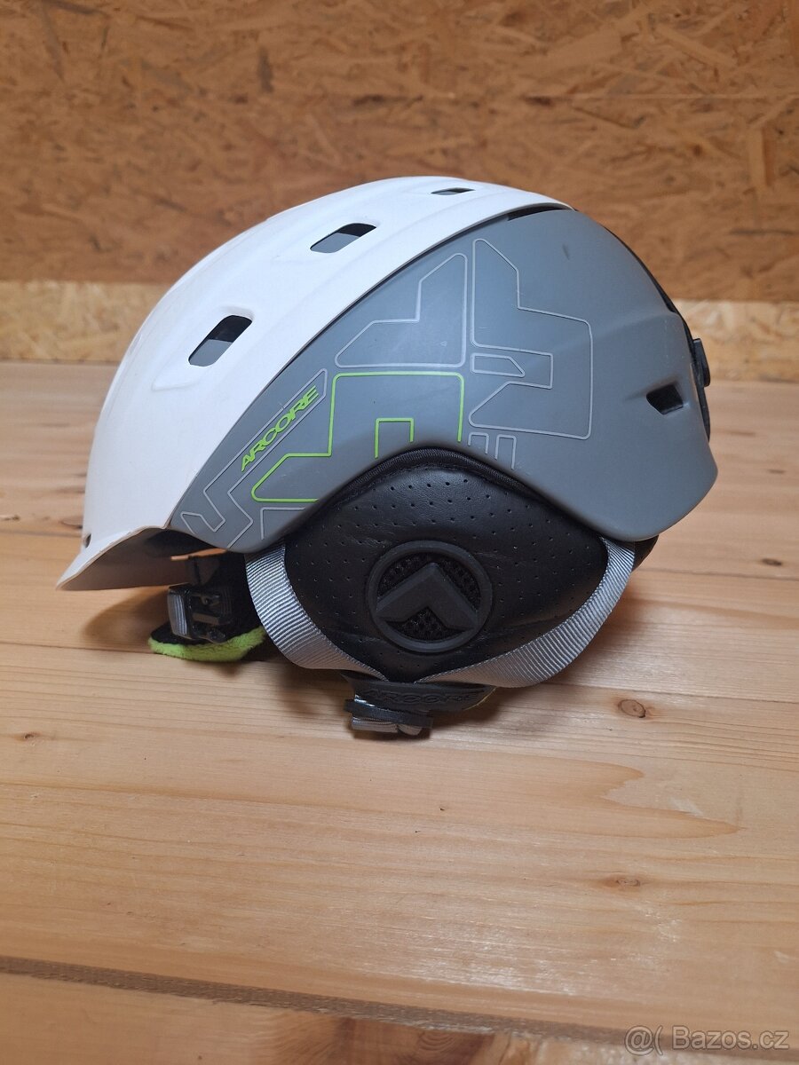 Lyžařská helma značky Arcore