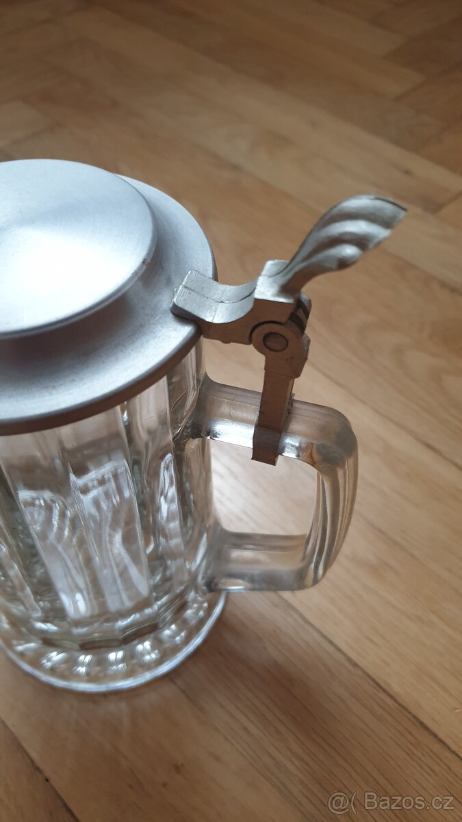 Skleněný pivní korbel s poklicí