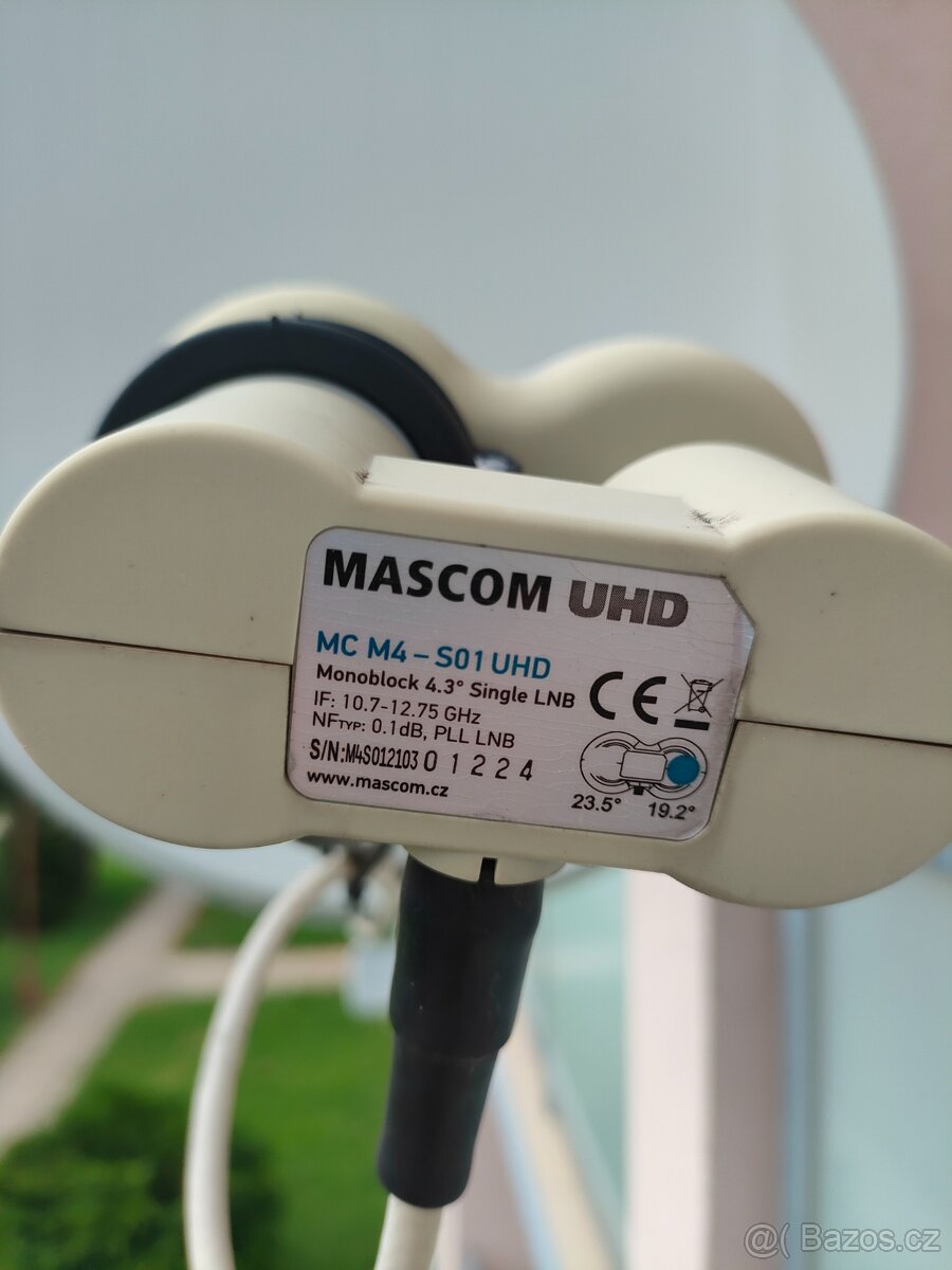 Satelitní parabola, konvertor a držák na zábradlí