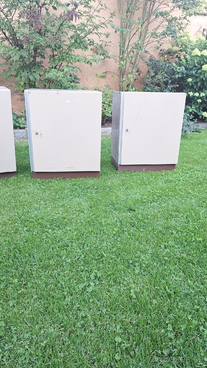 Dílenské  skříňky  do provozovny, velmi pěkné