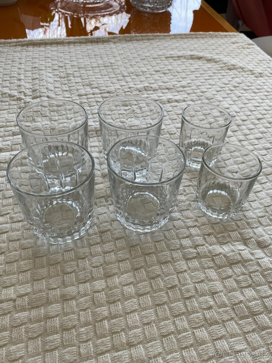 Skleničky z presovaného skla