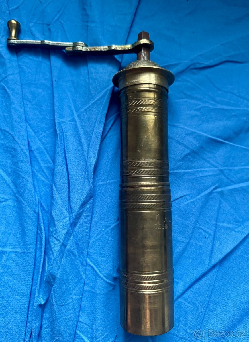 starý mosazný mlýnek na kávu Acar Degirmenleri