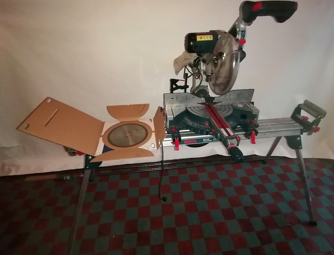 Pokosová pila Bosch GCM 10 SD včetně stolu