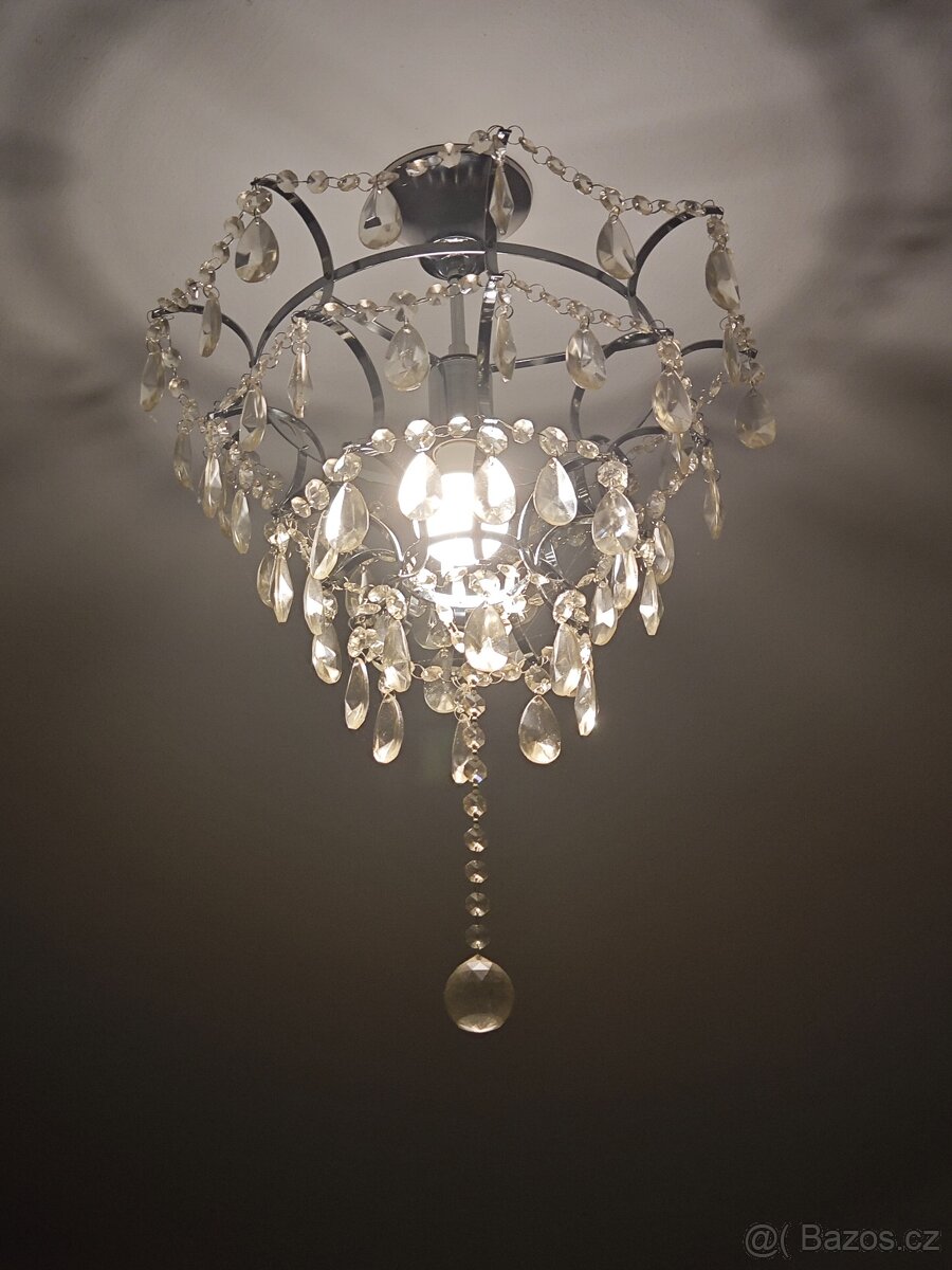 Menší křišťálový lustr