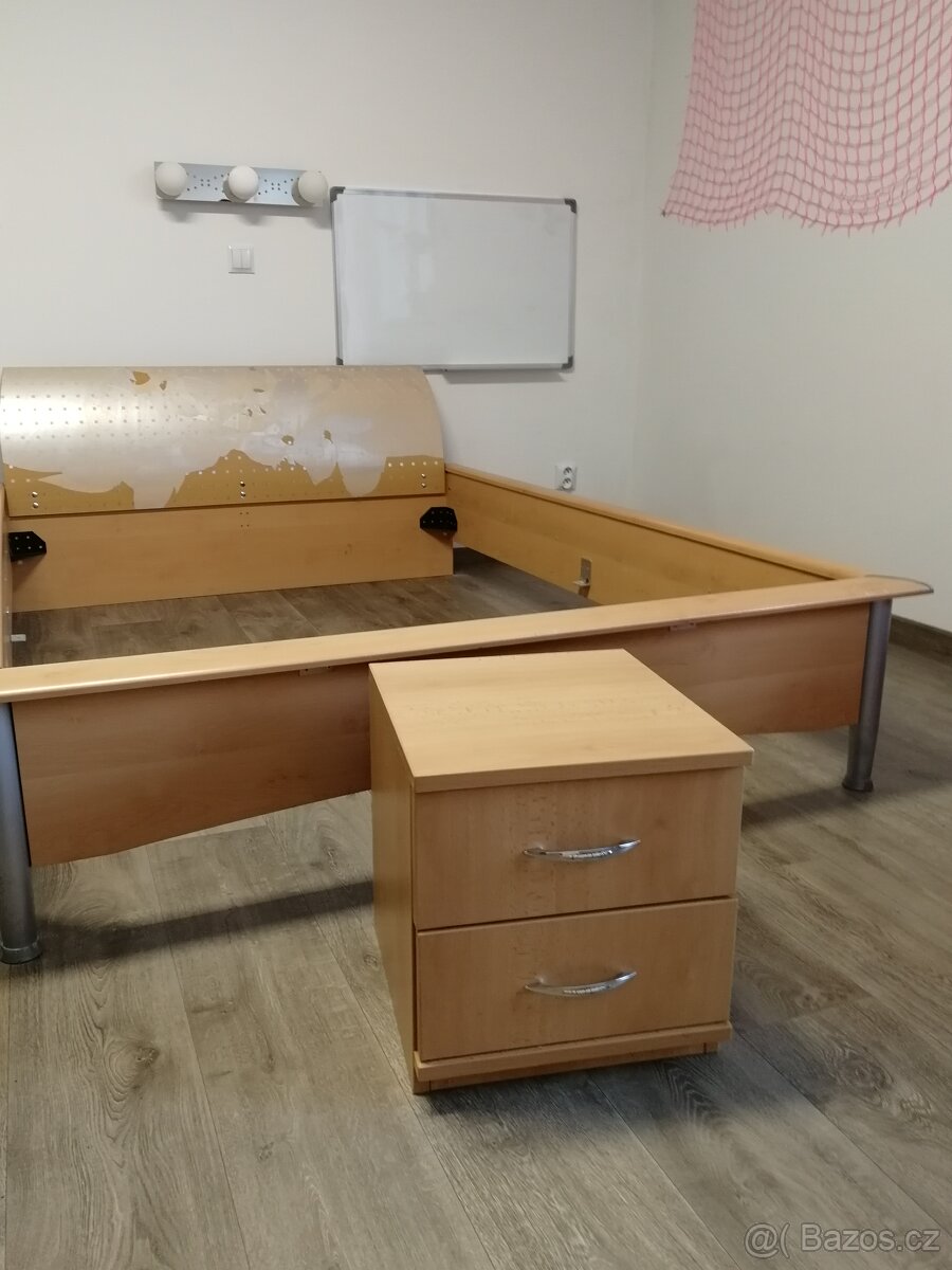 Postel 140 x 200 cm noční stolek dekor hruška