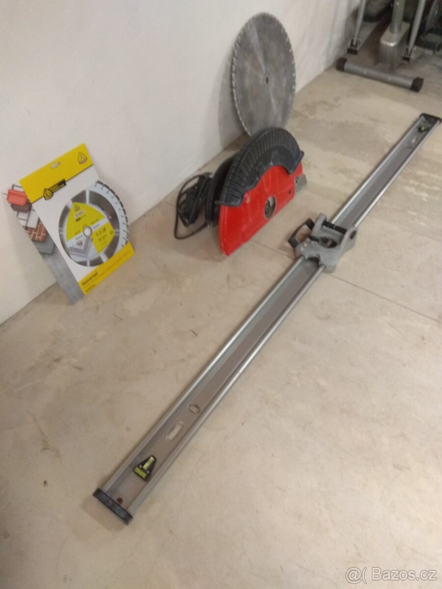 Elektrická stěnová pila.