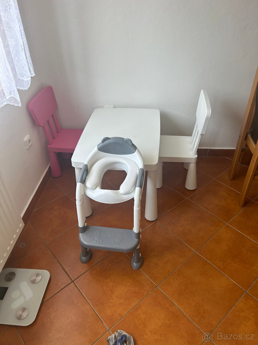 stolek, dvě židle a sedátko na záchod