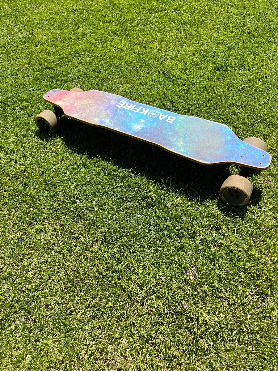 Elektrický longboard backfire