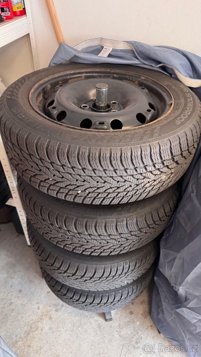 Nokian snowproof 185/60/15 s plechy na Fabia III