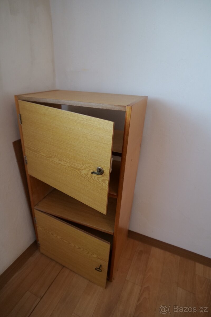 Menší skříňka / nástěná skříň za odvoz