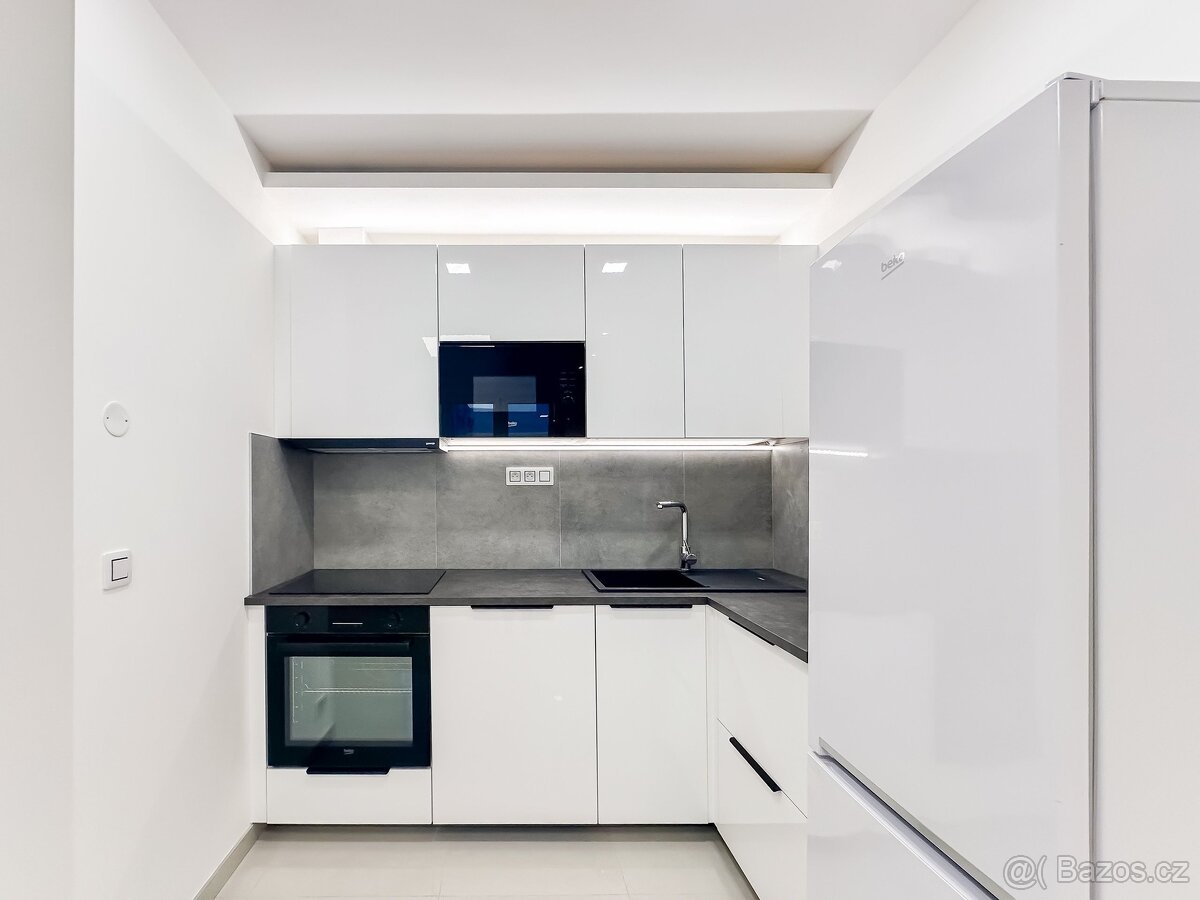 Pronájem atelieru 2+kk, 37 m2 - Praha 8 - Karlín
