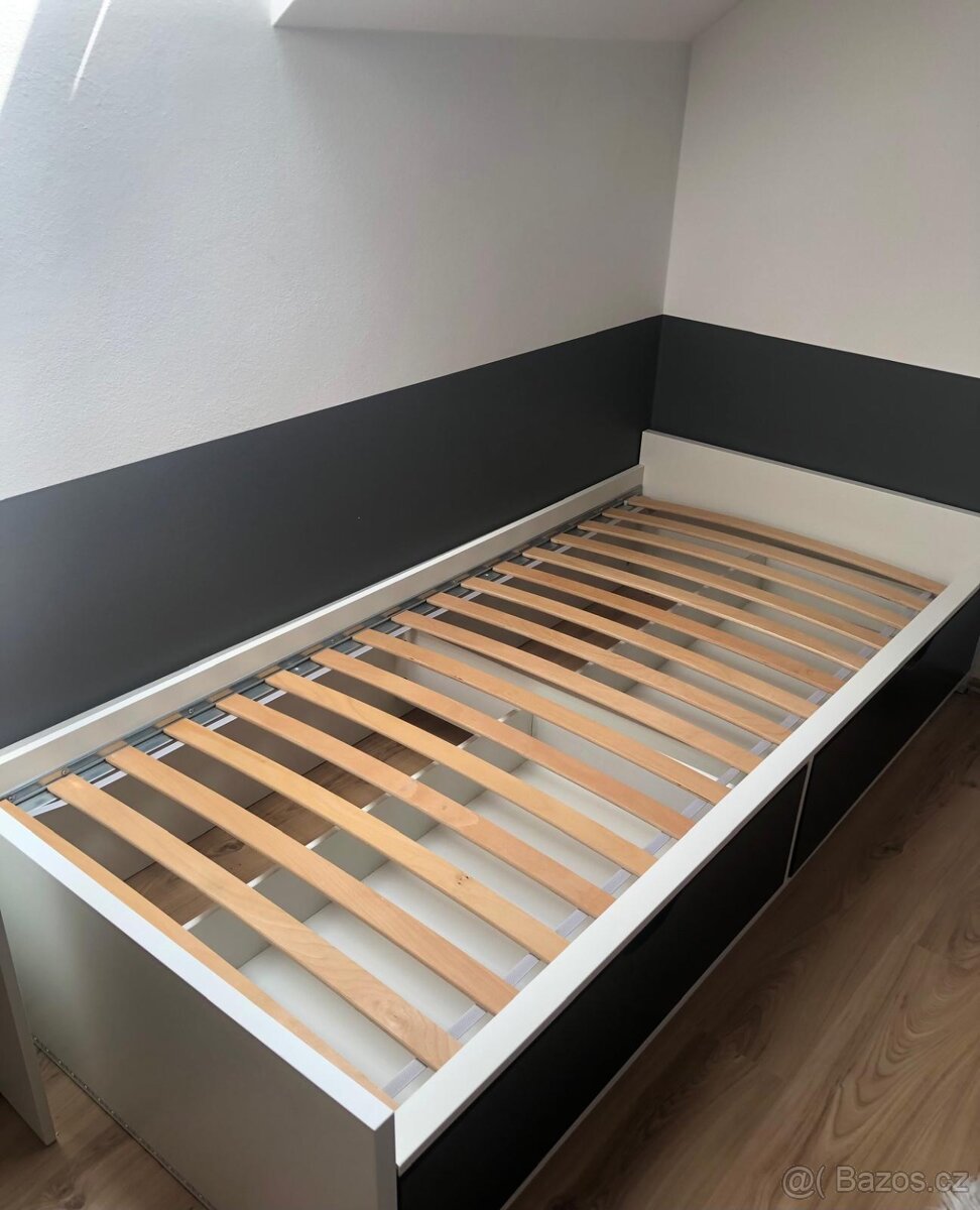Postel s roštem a šuplíky