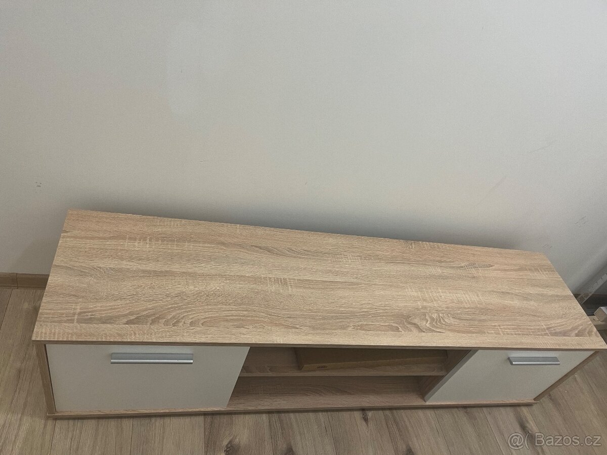 Stůl pod televizi