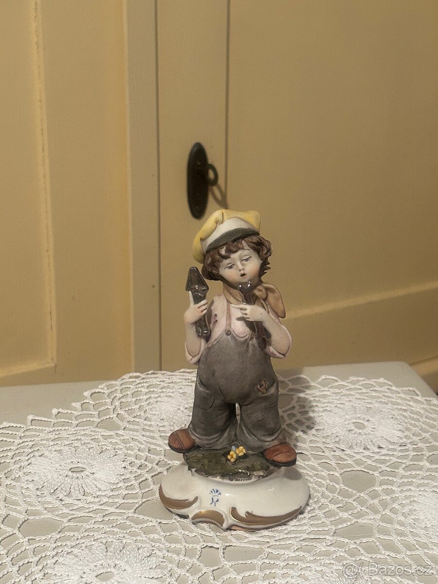 Vintage CAPODIMONTE Porcelánová Figurka – „Mechanik“ –