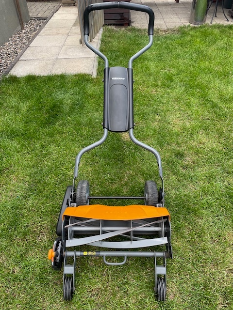 Vřetenová sekačka Fiskars