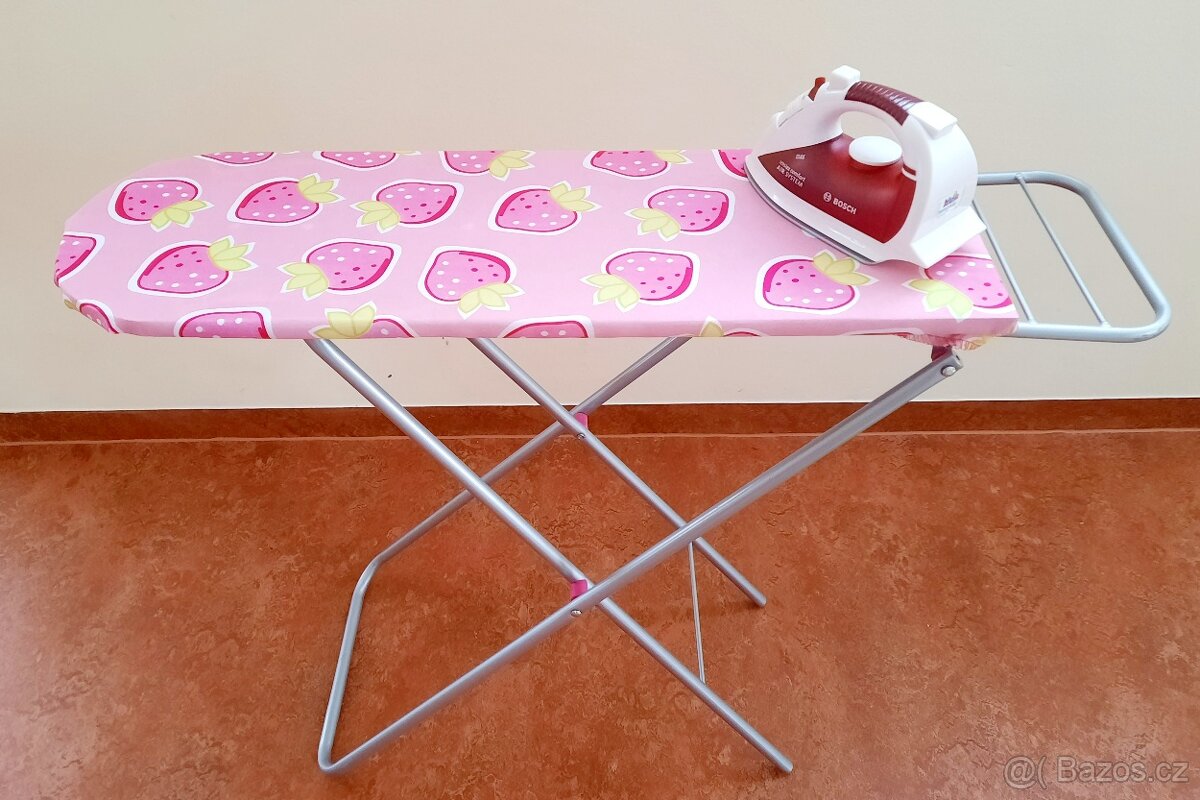 Žehlící prkno a žehlička pro malé hospodyňky