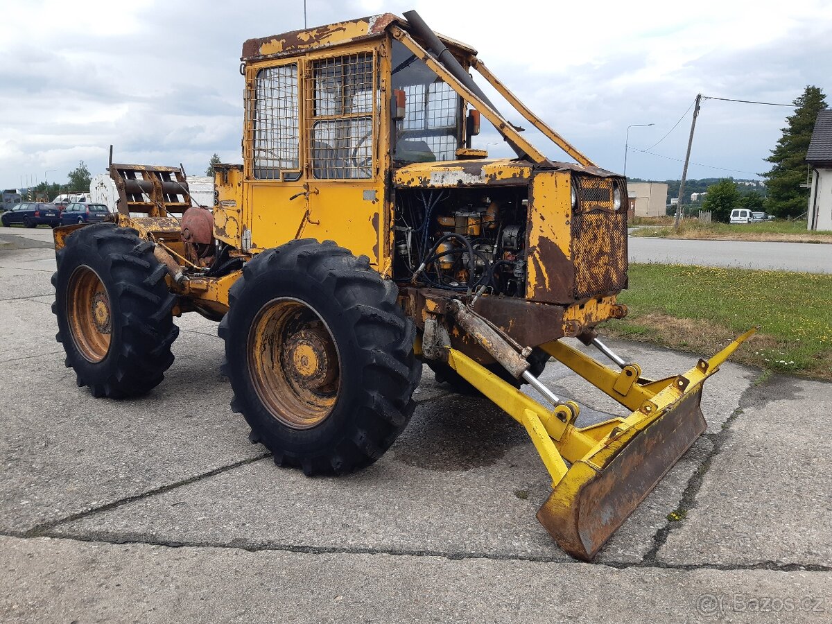 Lesní traktor LKT-81 TURBO se sklopným štítem