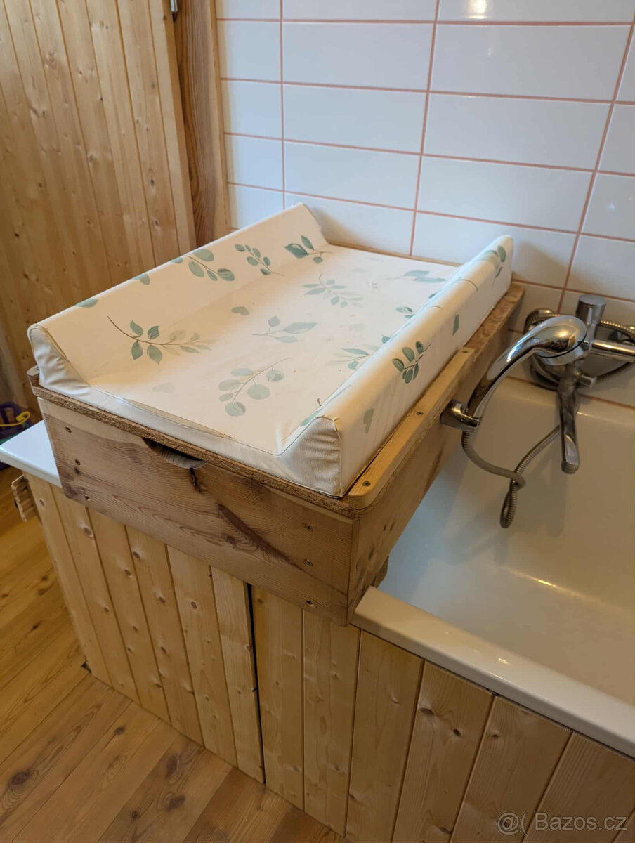 Přebalovací pult na vanu