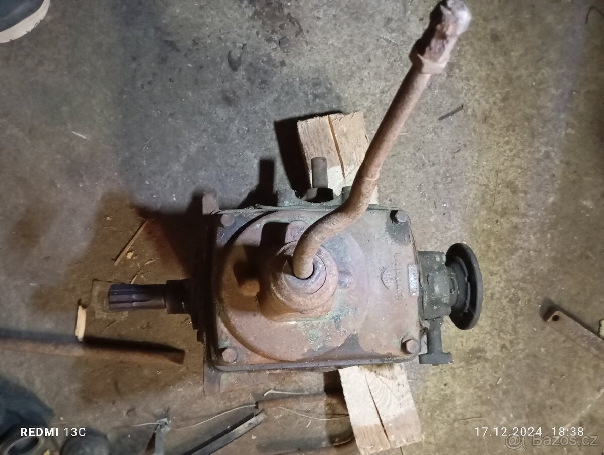 Stará převodovka, nebo rozvodovka na válečný Opel.