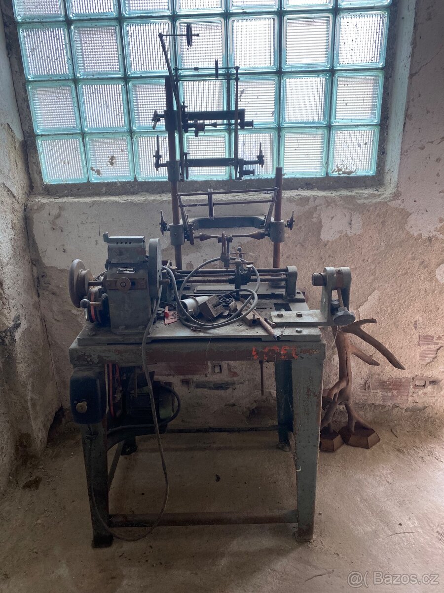 Historický stroj na navíjení cívek pro elektromotory