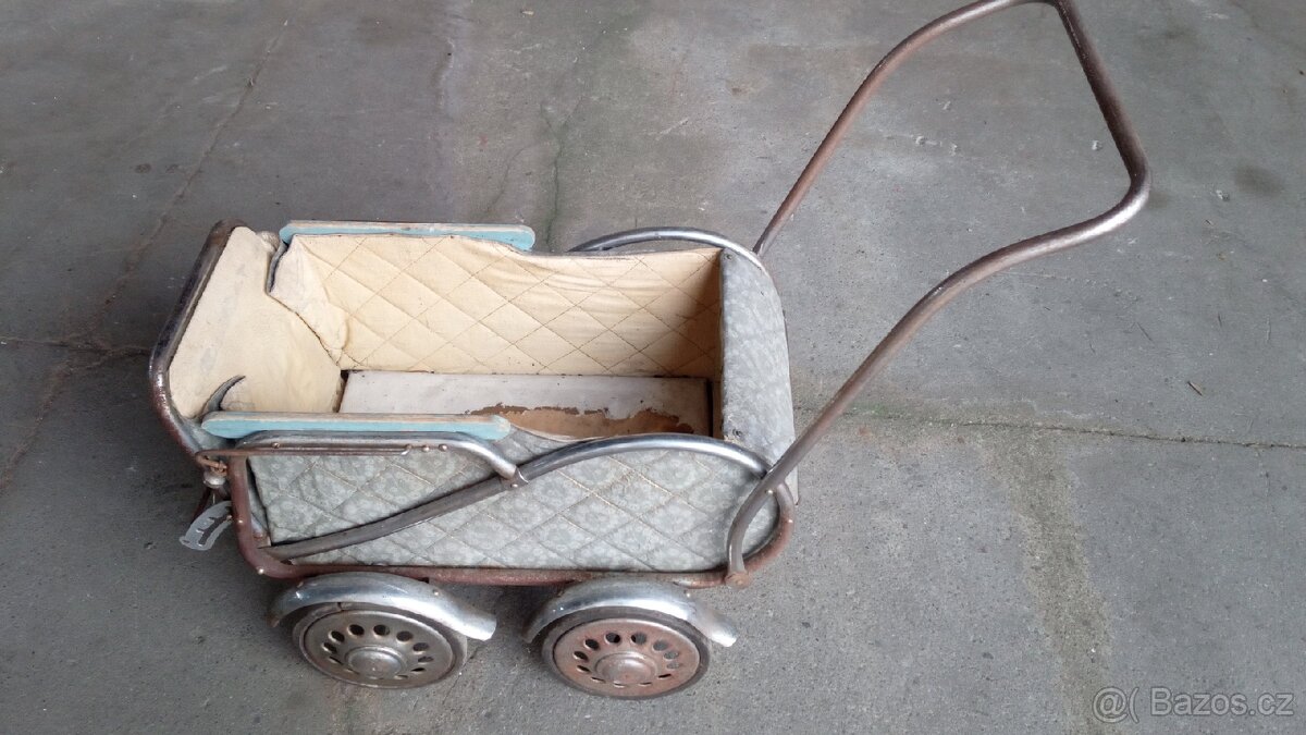 Starý kočárek na panenky