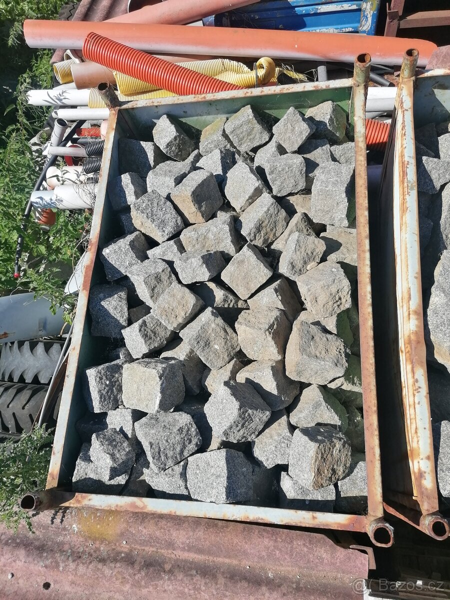 Dlažební kostky 10x10cm.