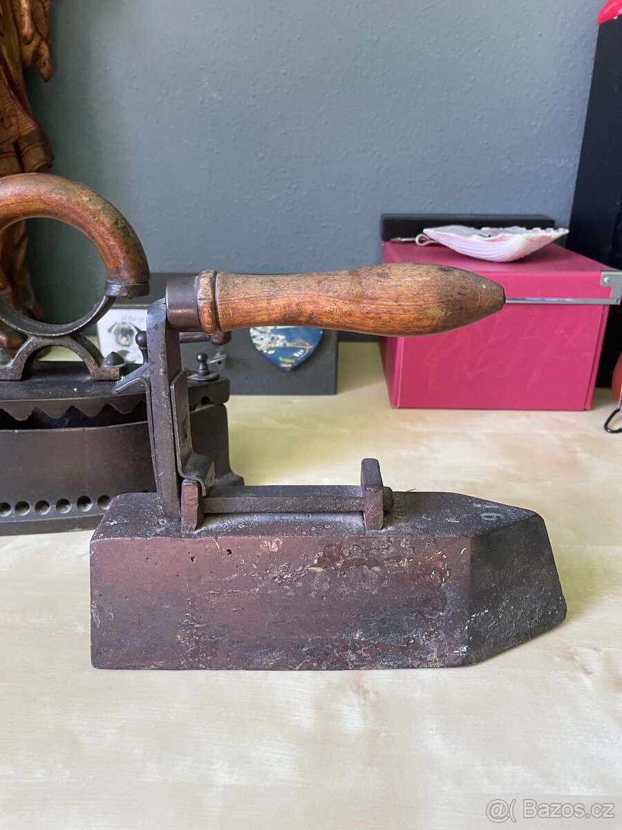 Starožitná žehlička