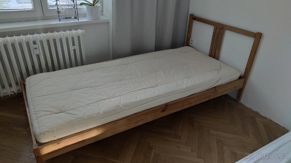 Dřevěná postel z Ikea a přírodní futon z Nejfuton