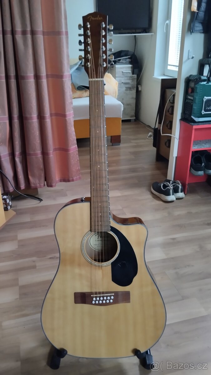 Dvanácti strunná kytara Fender