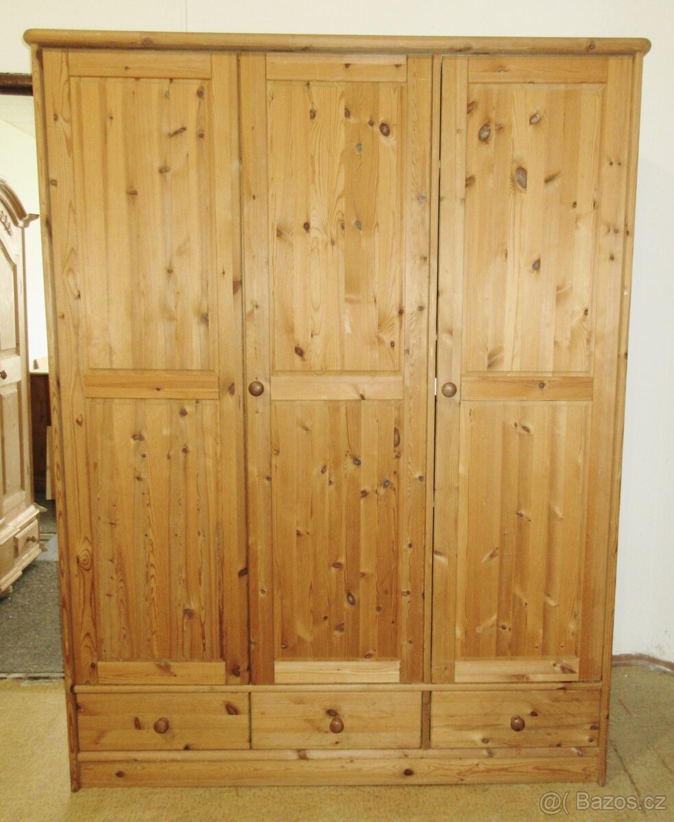 Šatní skříň z borovice - celomasiv - Výborný stav