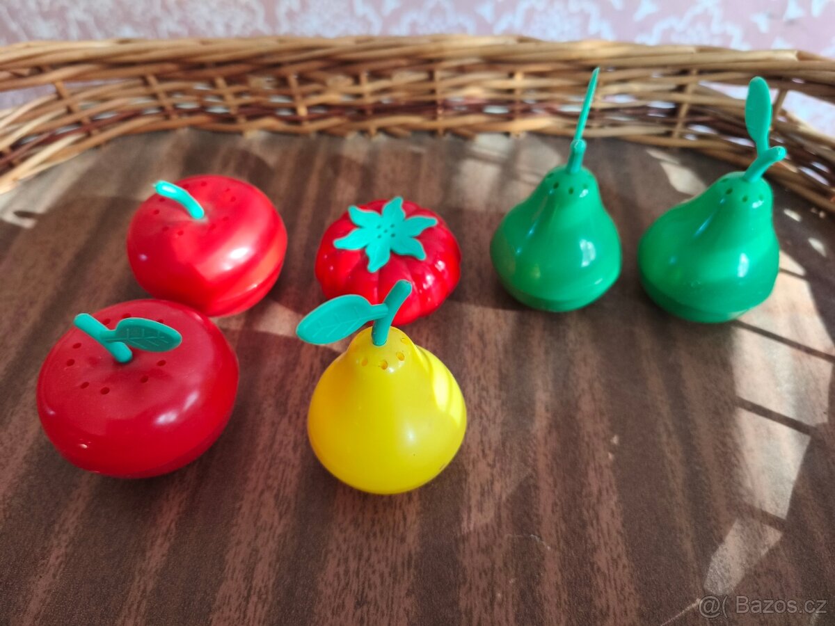 staré umělohmotné solničky a pepřenky