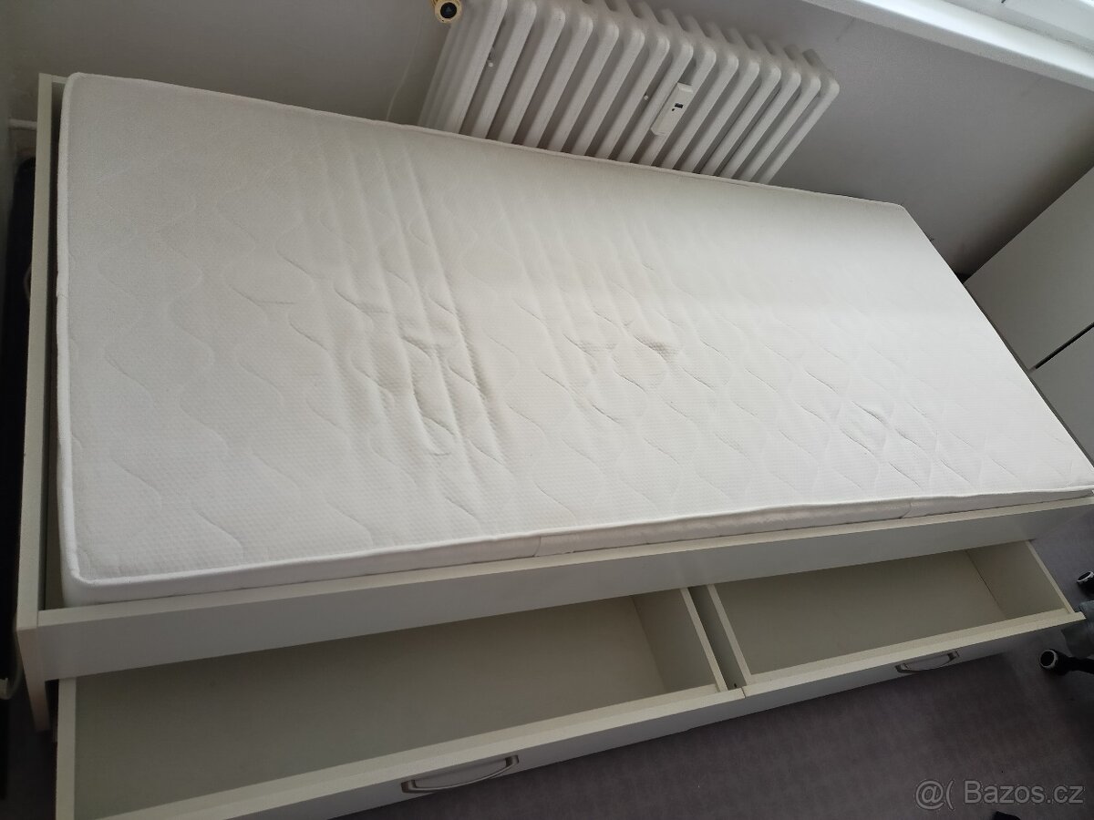 Postel s úložným prostorem