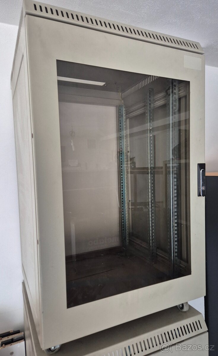 Prodám datový rozvaděč - Rack 18U - IT stojan