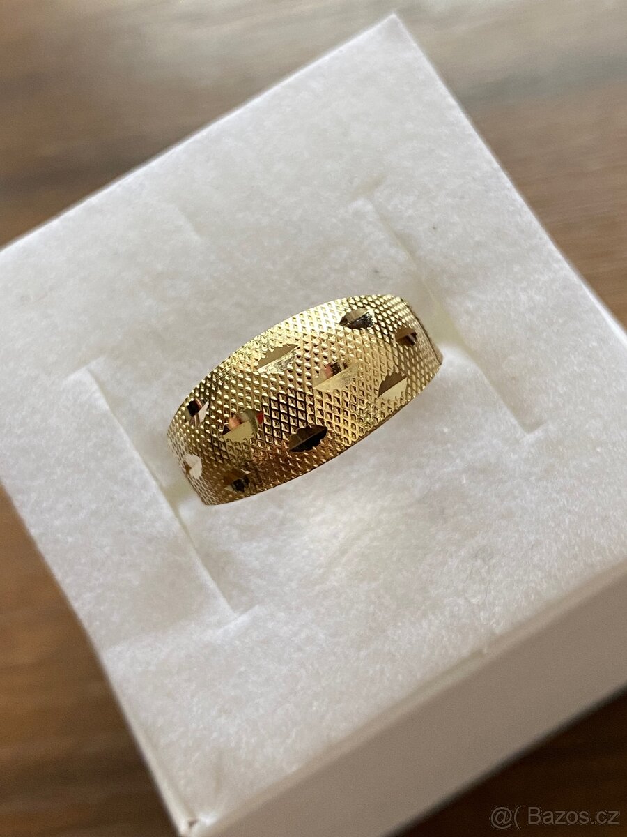 Zlatý dámský prsten