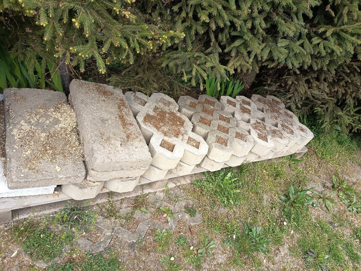 Zatravňovací dlaždice