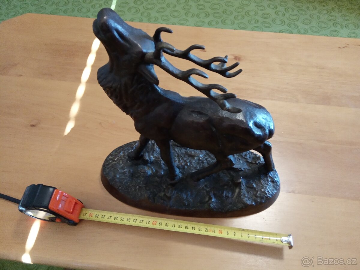 starožitná bronzová socha jelena
