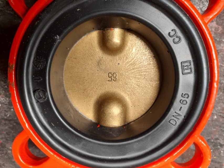 Mezipřírubová klapka DN65