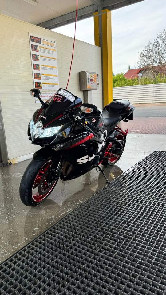 SUZUKI GSX-R 750 K9