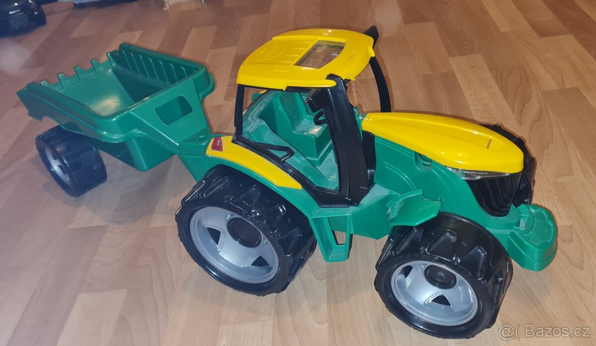 Traktor s přívěsem LENA