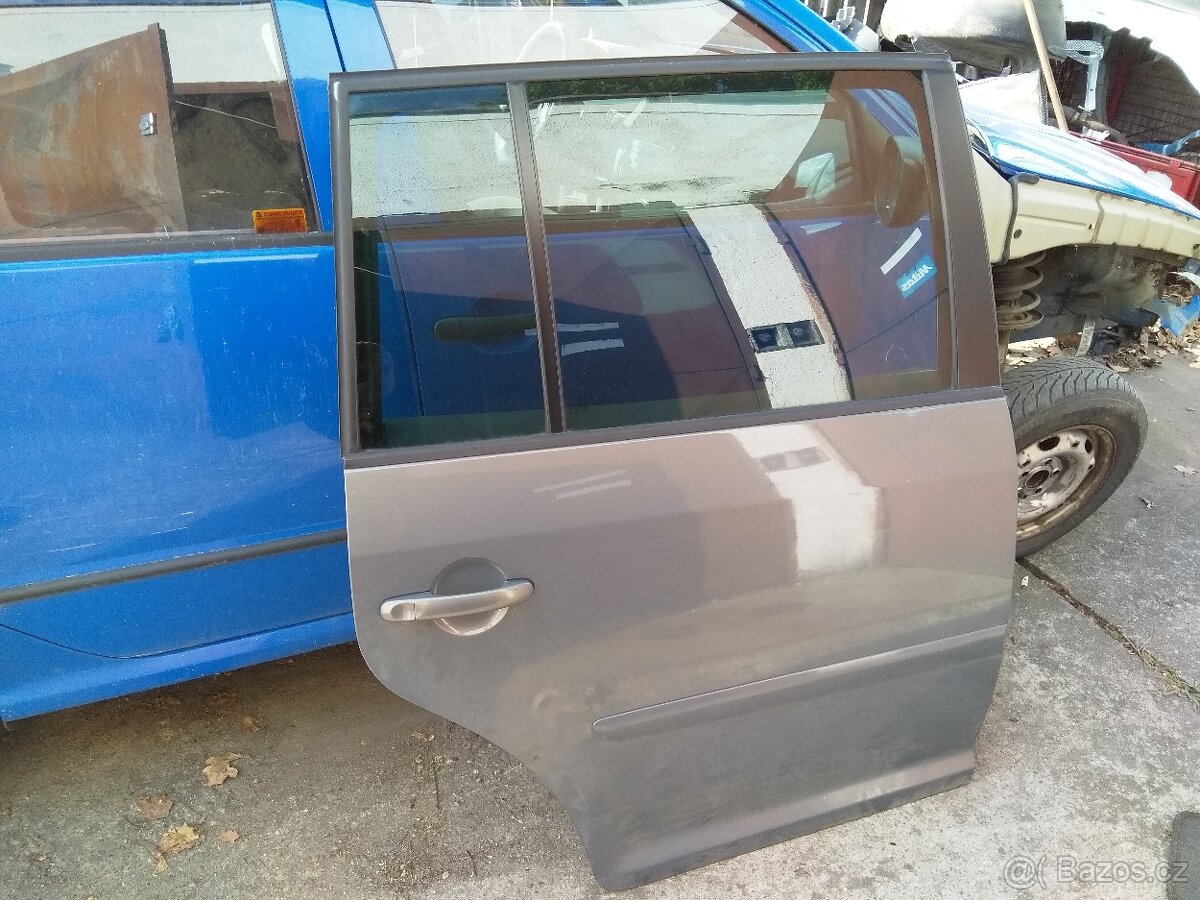 VW Touran pravé zadní dveře 07