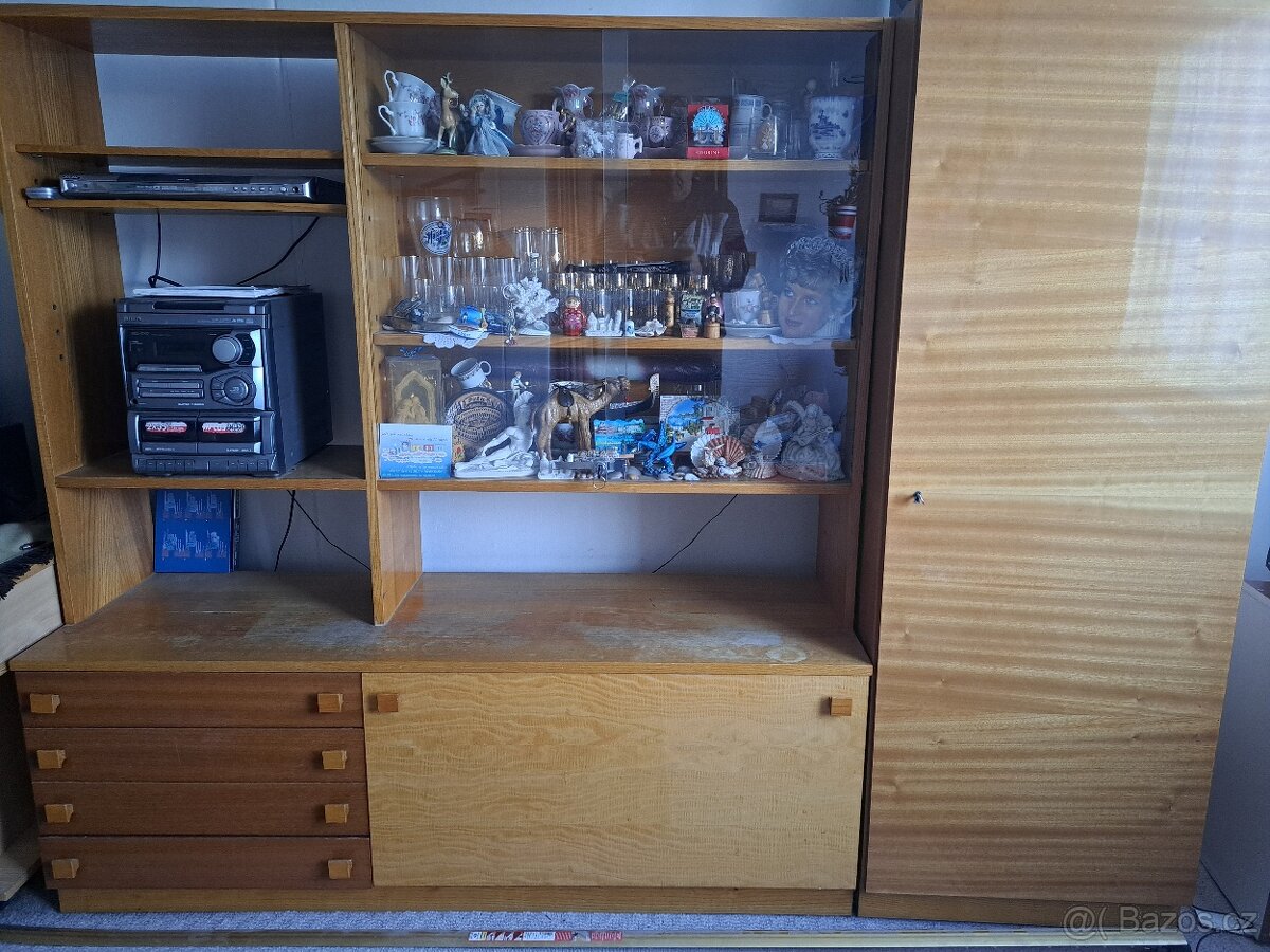 Obývací stěna (dvě fota)