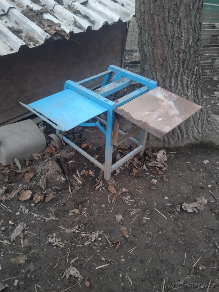 Stolek na štípačku