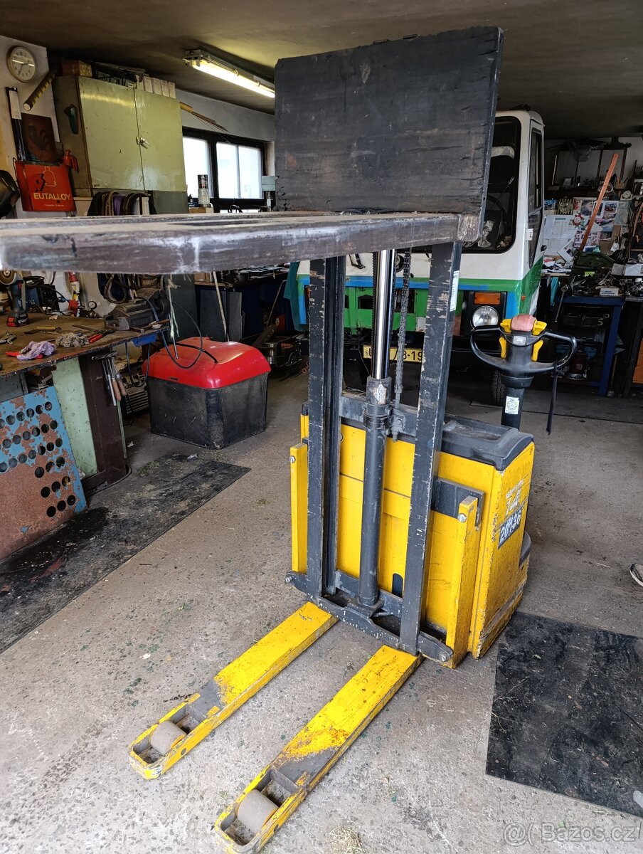 Prodám ručně vedený paletový vozík Komatsu